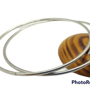 Two slim silver bracelets‎